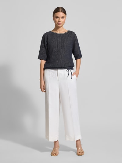 Modelka nosi T-Shirt mit Strukturmuster und Tunnelzug od Betty Barclay, mieszanka bawełny z dodatkiem streczu, krój relaxed fit, okrągły dekolt, długość tyłu w rozmiarze 36: 57 cm, widok całej sylwetki z przodu.