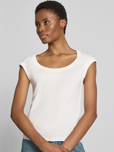 Vrouwenmodel draagt Skinny Fit T-Shirt uit mix van katoen en modal van closed, U-hals, fijne boord, Dames t-shirt, Nahaufnahme bovenlichaam. Ruglengte maat S 56 cm.