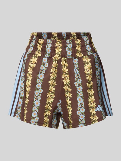Produktfoto, Regular Fit Sportshorts mit Allover-Muster Modell 'FARM SHORTS' von adidas in Braun mit gelben und blauen Blumenstreifen, adidas Sportswear