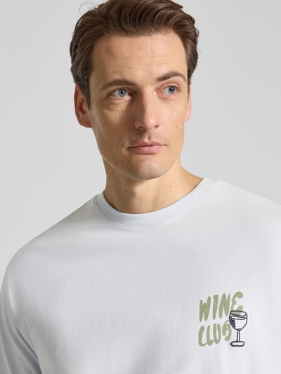 Mannelijk model draagt T-shirt uit katoen Model 'PETER' van MCNEAL, recht model, ronde hals, puur katoen, ruglengte maat M 66 cm, close-up bovenlichaam