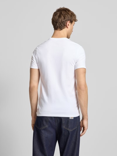 Männermodel trägt T-Shirt mit Label-Print im 2er-Pack von Levi's®, reine Baumwolle, weiß, Slim-Fit, Rückenlänge 68 cm, Ganzkörperansicht Rückansicht.