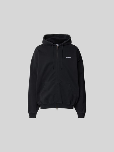 Produktfoto, Oversized Sweatjacke aus Baumwolle von VETEMENTS in Schwarz mit Zweiwege-Reißverschluss und geteilter Känguru-Tasche, elastische Abschlüsse