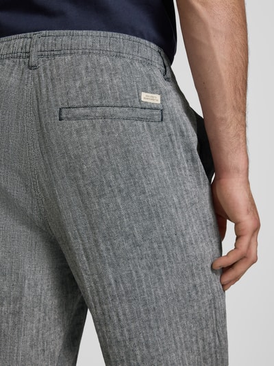 Männermodel trägt Hose aus Leinen-Baumwoll-Mix Modell 'MAXIM' von Blend, grau meliert, entspannte Passform, Detailaufnahme Rückansicht