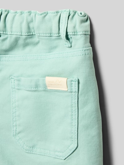 Productfoto, Jeansshorts im 5-Pocket-Design mit Fransensaum van Mayoral in lichtgroene kleur, katoenmix met stretch, straight fit, detailopname.