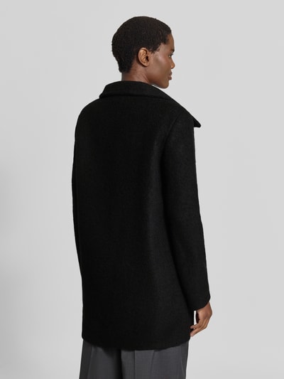 Frauenmodel trägt schwarze Regular Fit Jacke aus Woll-Mix von FUCHS SCHMITT, strukturierte Oberfläche, Rückansicht, Ganzkörperansicht.