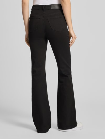 Frauenmodel trägt Flared Jeans mit 5-Pocket-Design Modell 'WENDIE' von Noisy May in Schwarz, Baumwoll-Elasthan-Mix, Ganzkörperansicht Rückansicht