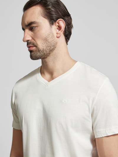 Männermodel trägt Regular Fit T-Shirt aus reiner Baumwolle von Tom Tailor, unifarben, V-Ausschnitt, Jersey, Nahaufnahme Oberkörper.