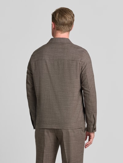 Männermodel trägt Hemdjacke mit borstzakken van MCNEAL, materiaalmix met viscose, recht model, kentkraag, knoopsluiting, ruglengte maat M 70 cm, geheelopname rugaanzicht.