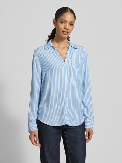 Frauenmodel trägt Comfort Fit Hemdbluse aus reiner Viskose von s.Oliver RED LABEL mit blauen und weißen Streifen, Brusttasche, Ganzkörperansicht von vorne.