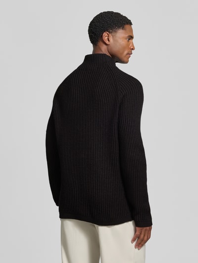 Männermodel trägt Regular Fit Strickpullover mit elastischen Abschlüssen von DRYKORN, Material-Mix mit Woll-Anteil, Rückenansicht, Ganzkörperansicht Rückansicht.