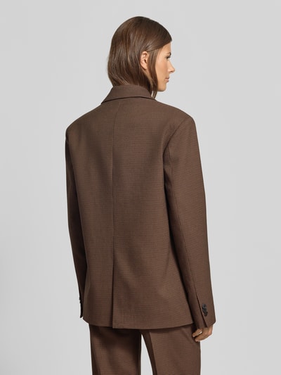 Frauenmodel trägt Relaxed Fit Blazer mit Viskose-Anteil von MYON in Braun mit feiner Struktur, doppelte Knopfleiste, Rückenansicht.