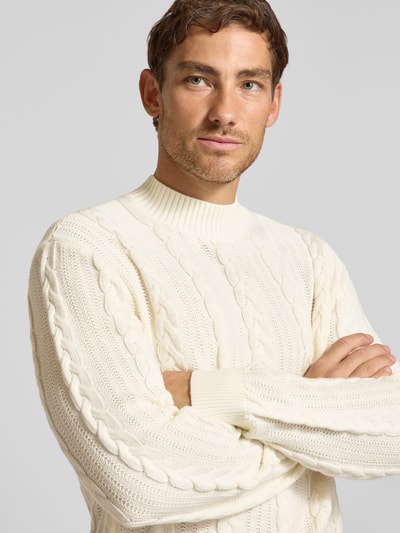 Männermodel trägt Regular Fit Pullover mit Schurwoll-Anteil van Armani Exchange in katoenmix en tricotlook met ronde hals, nahaufnahme oberkörper.