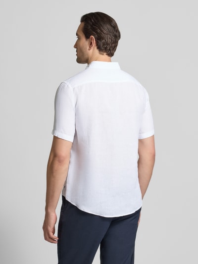 Männermodel trägt Casual Fit Freizeithemd aus Leinen von OLYMP Level Five in Weiß, reine linnen, kentkraag, knoopsluiting, ruglengte 76 cm, schouderbreedte 48 cm, mouwlengte 28 cm, geheel witte stof, gladde textuur, Ganzkörperansicht Rückansicht.