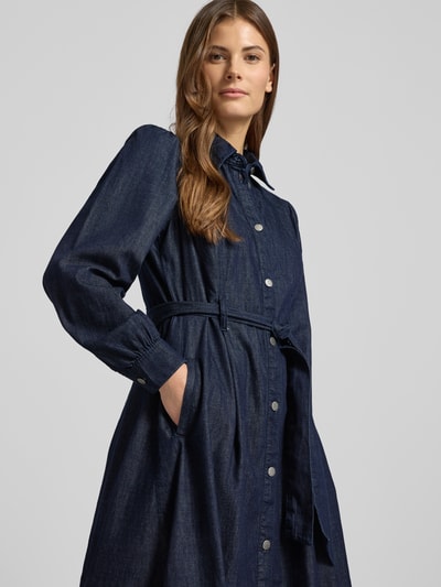 Frauenmodel trägt Midikleid mit Druckknopfleiste von More & More aus reiner Baumwolle, taillierter Schnitt, Hemdblusenkragen, Nahaufnahme Oberkörper.