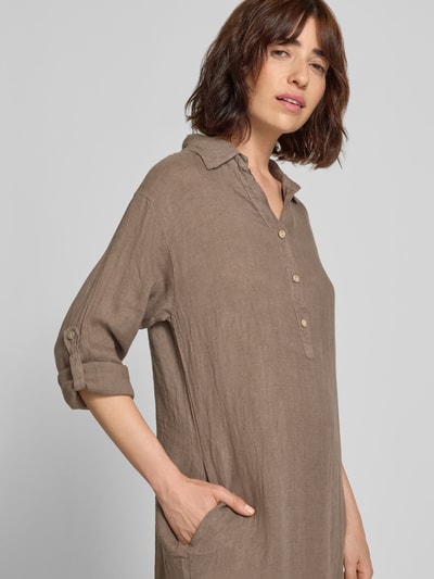 Frauenmodel trägt Knielanges Leinenkleid mit Hemdblusenkragen Modell 'Li44ana' von ZABAIONE in Braun, Loose Fit, reine Leinenstruktur, Nahaufnahme Oberkörper.