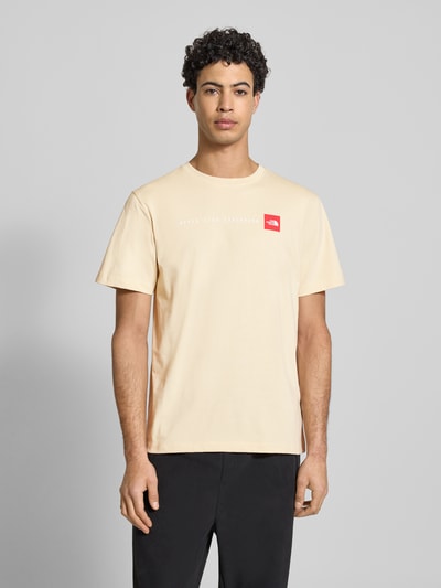 Männermodel trägt Regular Fit T-Shirt mit Logo-Print von The North Face aus Baumwoll-Mix, Rundhalsausschnitt, Rückenlänge 70 cm, Ganzkörperansicht von vorne.