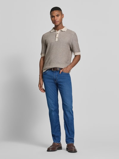 Männermodel trägt Jeans mit Eingrifftaschen Modell 'Chuck' von BRAX aus Baumwoll-Elasthan-Mix in Blau, Slim-Fit, Ganzkörperansicht von vorne. Bundweite 43 cm, Innenbeinlänge 81 cm bei Größe 32/32.