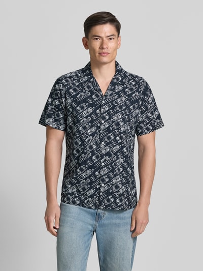 Männermodel trägt Modern Fit Freizeithemd mit Reverskragen von Lerros, dunkelblau mit weißem Muster, reine Baumwolle, Ganzkörperansicht von vorne.