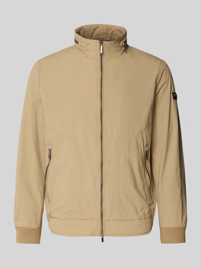 Produktfoto, Regular Fit Jacke mit Stehkragen van bugatti voor heren in beige met tweewegritssluiting, steekzakken met ritssluiting, elastische mouwboord, logodetail, opvouwbare capuchon, ruglengte 65 cm, schouderbreedte 47 cm, borstwijdte 53 cm, mouwlengte 63 cm.