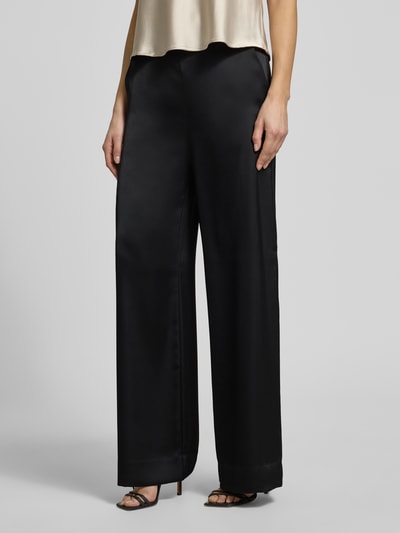 Frauenmodel trägt Slim Fit Weite Hose mit Schiebehaken und verdecktem Reißverschluss Modell 'HASELI-1' von HUGO, Optik: Unifarben, Passform: Slim-Fit, High-Waist, Materialverarbeitung: Satin, Nahaufnahme Unterkörper.