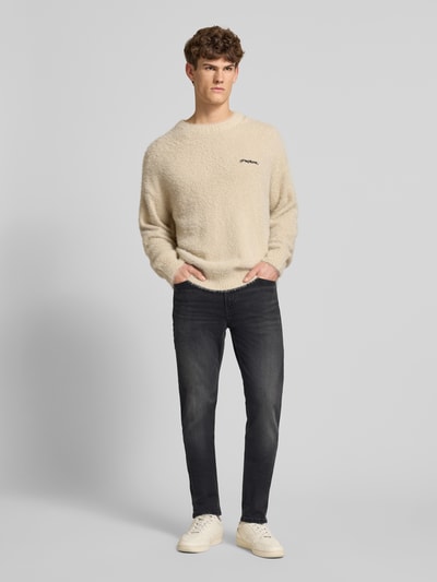 Männermodel trägt Jeans mit 5-Pocket-Design von Calvin Klein Jeans, dunkler Baumwoll-Elasthan-Mix, Slim Fit, Ganzkörperansicht von vorne.