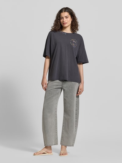 Frauenmodel trägt Relaxed Fit T-Shirt mit floralem Stitching von JAKE*S STUDIO WOMAN, dunkelgrau, gerader Schnitt, florale Details, Ganzkörperansicht von vorne.
