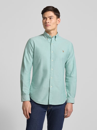 Männermodel trägt Freizeithemd mit Knopfleiste von Polo Ralph Lauren in hellem Mintgrün, Baumwolle, Regular Fit, Nahaufnahme Oberkörper.