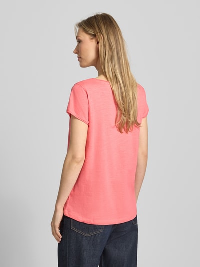 Frauenmodel trägt Relaxed Fit T-Shirt aus reiner Baumwolle von Tom Tailor, Optik: Unifarben, Kurzarm, Rollsaum, Ganzkörperansicht Rückansicht.
