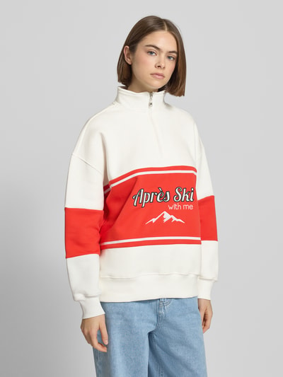 Frauenmodel trägt Relaxed Fit Sweatshirt mit Stehkragen Modell 'Jenny' von LeGer by Lena Gercke in Weiß mit roten Details, Baumwoll-Mix, Vorderansicht, Nahaufnahme Oberkörper.