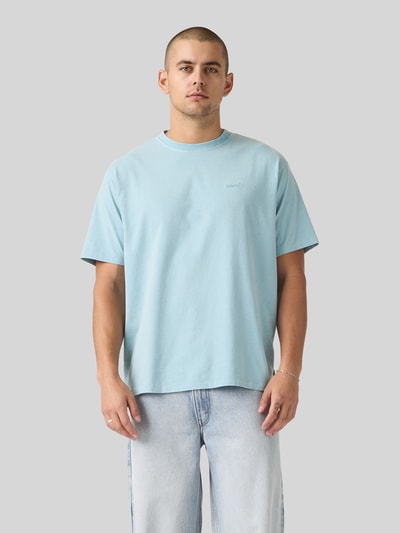 Levi's® T-shirt w kroju regular fit z haftowanym logo Jasnoniebieski 4