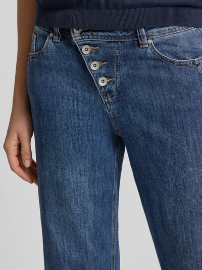 Vrouwenmodel draagt Relaxed Fit Barrel Jeans uit katoenmix met viscose-aandeel model 'Relaxed Malibu' van Buena Vista, dames barrel jeans, detailopname heup en dij.