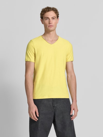 Männermodel trägt T-Shirt mit V-Ausschnitt und Rollsaum von MCNEAL in Gelb, Reine Baumwolle, Regular-Fit, Herren T-Shirt, Ganzkörperansicht von vorne. Rückenlänge bei Größe M: 81 cm.