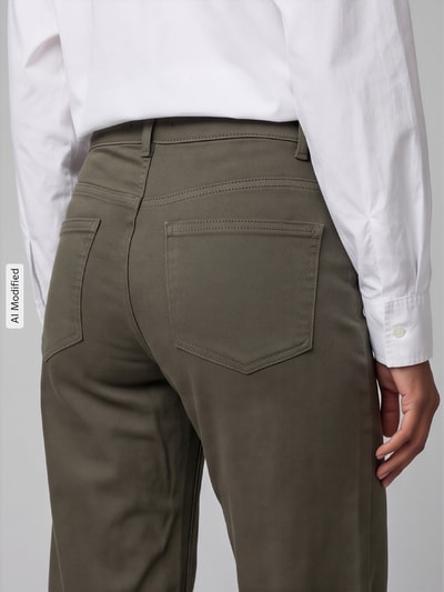 Frauenmodel trägt Wide & Loose Fit Jeans Baumwoll-Mix Modell 'MADISON' von ONLY in Olivgrün, glatte Oberfläche, Nahaufnahme Rückansicht, KI-modifiziertes Bild. Damen Wide & Loose Fit Jeans von ONLY.
