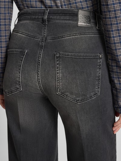 Vrouwenmodel draagt Wide Fit Jeans met Dark-Wash-effect model 'SEVENTY' van RAFFAELLO ROSSI, denim van puur katoen in used look met 5-pocket-design, donkerblauwe tinten en knoopsluiting, detailopname rug.