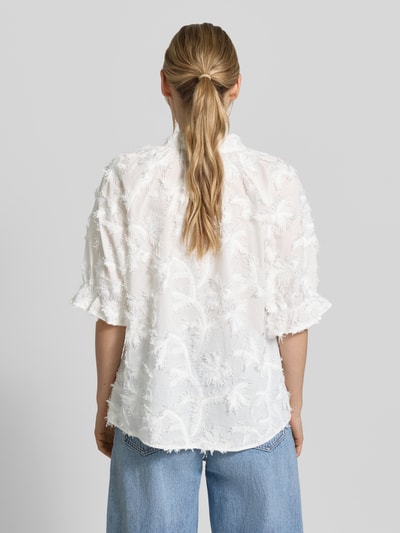Frauenmodel trägt Regular Fit Bluse mit Stitchings und Knopfleiste von Christian Berg Woman aus Baumwoll-Mix, Rückenlänge 64 cm, Ganzkörperansicht Rückansicht.