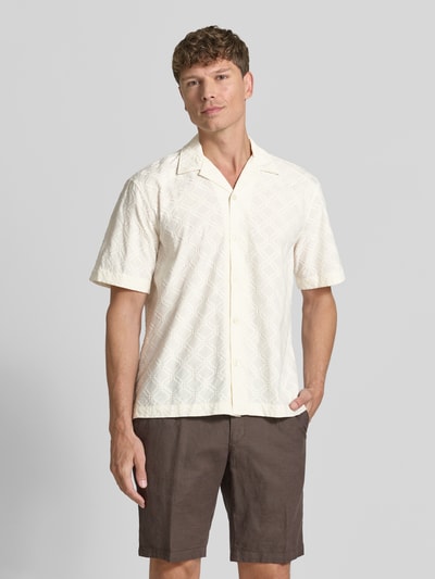 Männermodel trägt Relaxed Fit Freizeithemd aus reiner Baumwolle Modell 'HAMISH' von Selected Homme, creme mit Musterstruktur, Herren, Ganzkörperansicht von vorne.