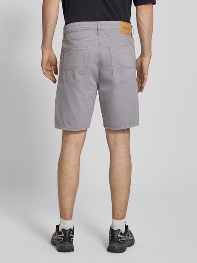 Männermodel trägt Bermudas im 5-Pocket-Design Modell 'TONY ORIGINAL' von Jack & Jones, graue Baumwolle, Straight Fit, Ganzkörperansicht Rückansicht.