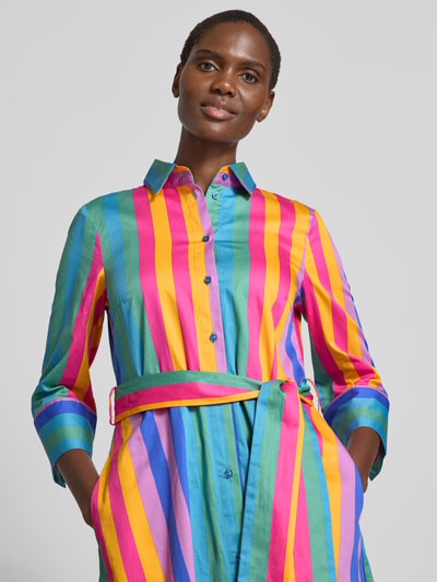 Frauenmodel trägt Hemdblusenkleid mit 3/4-Arm und Bindegürtel von Christian Berg Woman in buntem Streifenmuster aus Reine Baumwolle, Taillierter Schnitt, Hemdblusenkragen, Knopfleiste, Midikleid, Nahaufnahme Oberkörper.