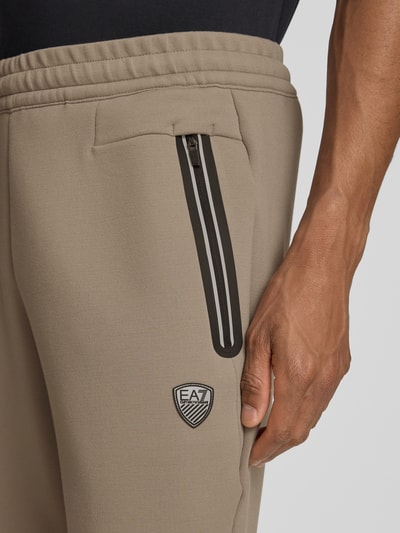 Männermodel trägt Bermudas mit Reißverschlusstaschen von EA7 Emporio Armani, Material-Mix mit Viskose-Anteil, Regular-Fit, Nahaufnahme Oberkörper.