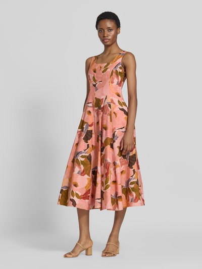 Frauenmodel trägt Midikleid aus Leinen-Mix Modell 'Shivana' von Ted Baker, floraler Print in Rosa und Braun, Ganzkörperansicht von vorne.