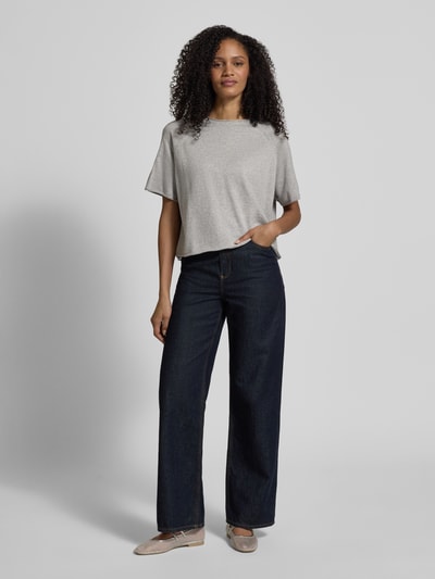 Vrouwenmodel draagt gebreid shirt van katoen en kasjmier mix, relaxed fit, opstaande kraag, model 'MOENY' van Drykorn, dames, volledige lichaamsvoorzijde.