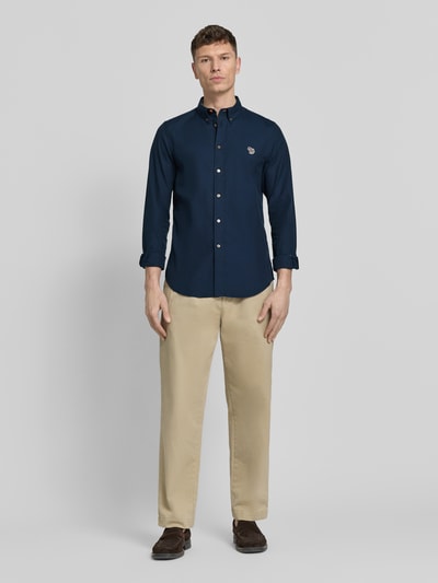 Männermodel trägt Tailored Fit Freizeithemd mit Button-Down-Kragen von PAUL SMITH, Reine Baumwolle, dunkelblau, Stitching, Ganzkörperansicht von vorne.