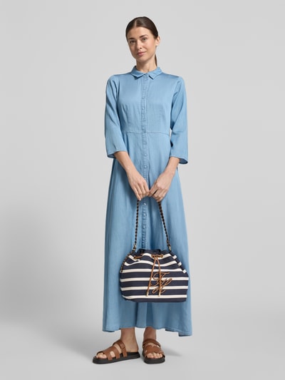 Frauenmodel trägt Beuteltasche aus Baumwoll-Mix von Tommy Hilfiger mit Optik: Allover-Muster, gestreift, Logo-Applikation, Nahaufnahme Oberkörper.