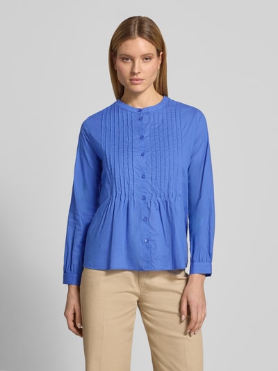 Frauenmodel trägt Regular Fit Bluse mit Rundhalsausschnitt und Gelegten Falten von Milano Italy aus Reiner Baumwolle in Blau, Knopfleiste, Ganzkörperansicht von vorne.
