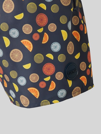 Produktfoto, Regular Fit Swimshorts mit Allover-Motiv-Print von Colmar Originals, bunte Kreise auf dunkelblauem Stoff, glatte Textur, elastischer Bund, Tunnelzug.