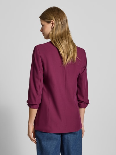 Frauenmodel trägt Regular Fit Longblazer mit Viskose-Anteil Modell 'BOSELLA' von Pieces in Optik: Unifarben, 3/4-Arm, Webstruktur, Ganzkörperansicht Rückansicht.