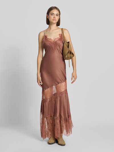 Vrouwenmodel draagt Topshop maxi-jurk met kant, rechte model, satijn, v-hals, spaghettibandjes, rugvetersluiting, Model 'ILISA', Ruglengte maat 36: 109 cm, Borstwijdte maat 36: 28 cm, frontale volledige lichaamsopname.