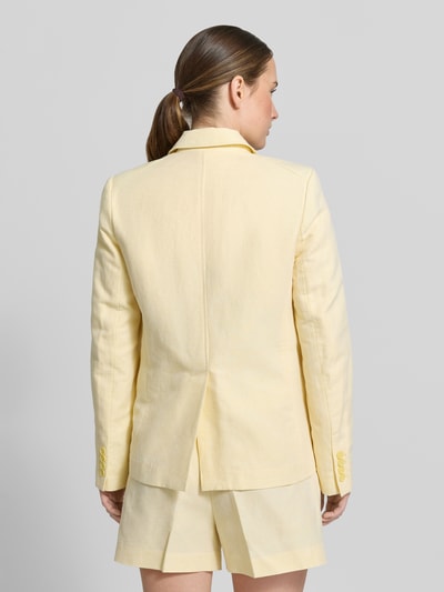 Vrouwenmodel draagt Blazer aus Leinen-Mix mit Reverskragen und Brusttasche van MICHAEL Michael Kors in lichtgeel, recht model, mix van linnen en katoen, reverskraag, knoopsluiting, borstzak, opgestikte steekzakken, ruglengte maat 36: 64 cm, borstwijdte maat 36: 48 cm, mouwlengte maat 36: 62 cm, volledig te zien vanaf de achterkant.