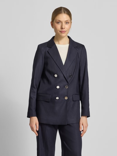 Frauenmodel trägt Regular Fit Blazer mit Pattentaschen von comma in Dunkelblau, Zweireiher, Lyocell-Mix, Ganzkörperansicht von vorne.