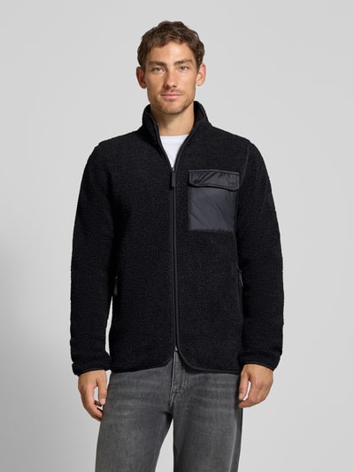 Männermodel trägt Regular Fit Jacke mit Stehkragen Modell 'Peter' von Didriksons, Strukturmuster, Schwarz, Ganzkörperansicht von vorne.